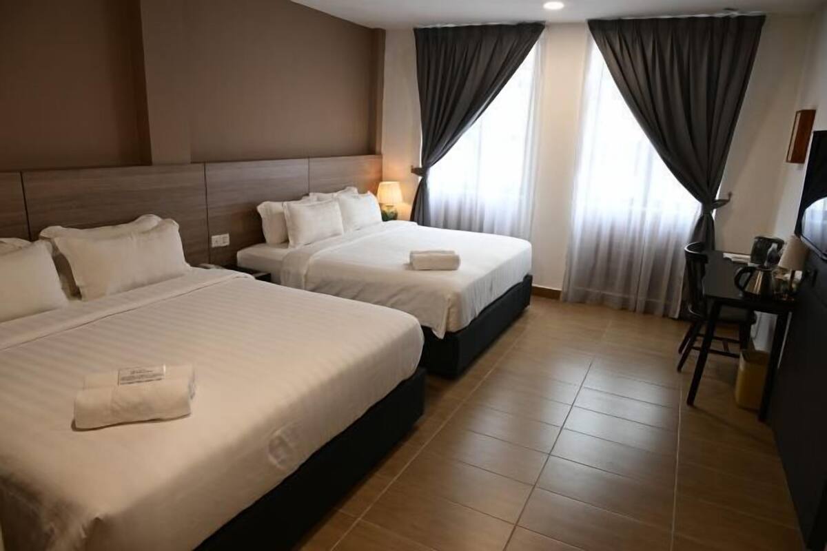 1 bedroom, pillow-top beds, desk, laptop workspace