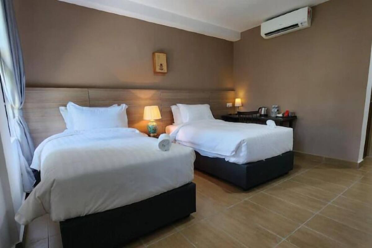 1 bedroom, pillow-top beds, desk, laptop workspace