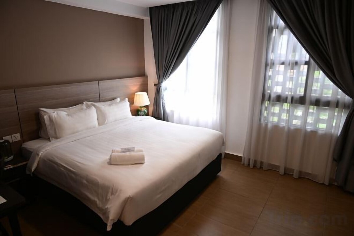 Pillowtop beds, desk, laptop workspace, blackout drapes