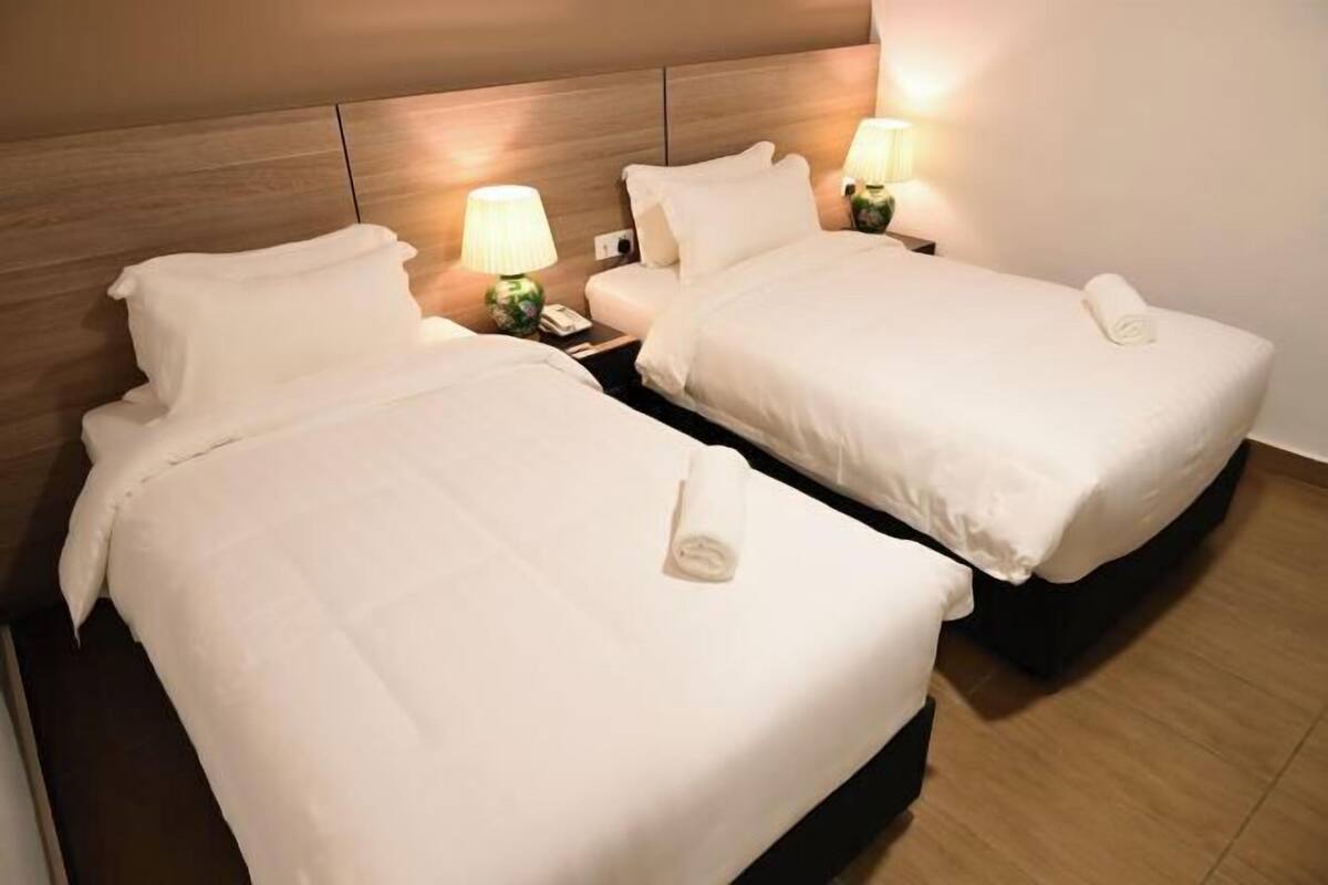 1 bedroom, pillow-top beds, desk, laptop workspace
