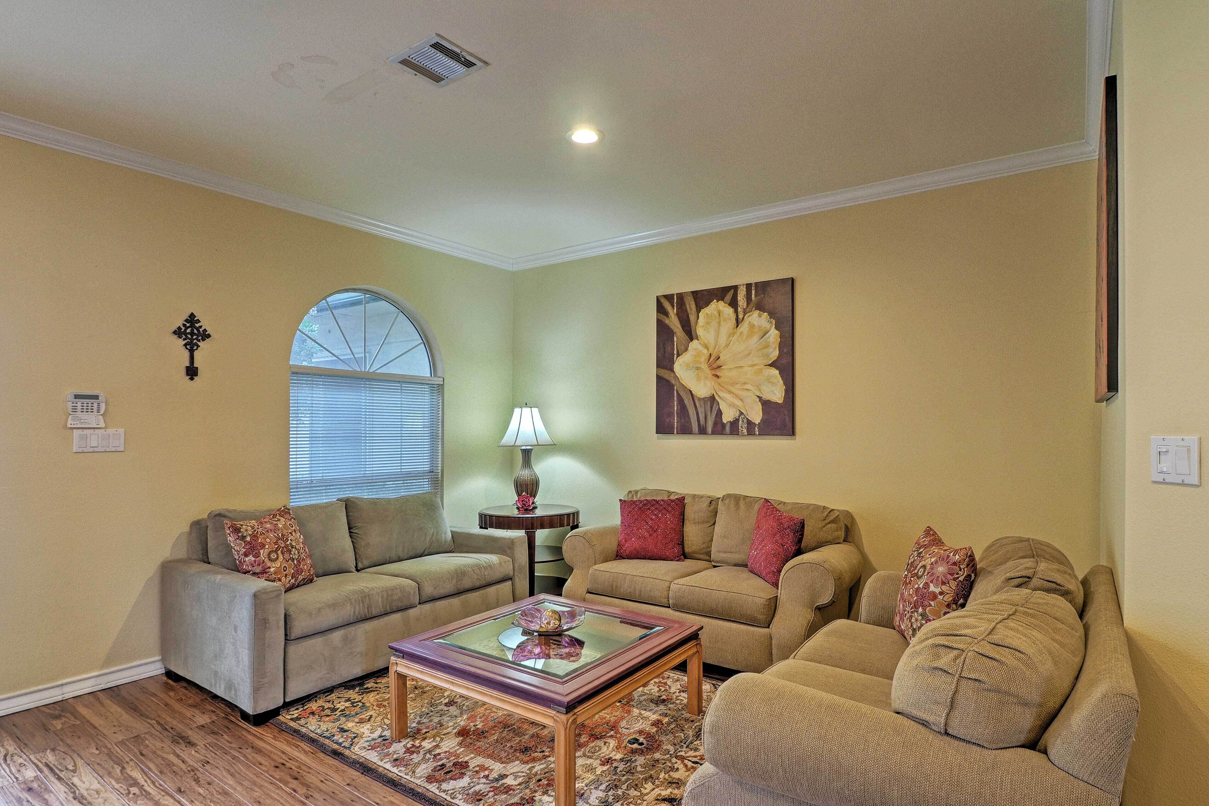 A living room with two sofas, a coffee table, and a lamp.