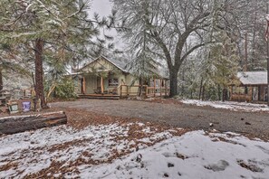 House (2 Bedrooms) | Interior - Creekside Cabin 8 Mi to Kings Canyon National Park (Miramonte)