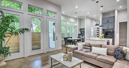 Modern Home w/ Yard: 2 Mi to Downtown Houston!