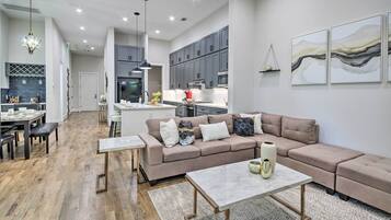 House (3 Bedrooms) | Living area | TV, books