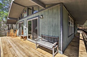 Interior - Quiet Cabin w/ Mountain Views ~ 3 Mi to Gatlinburg (Gatlinburg)