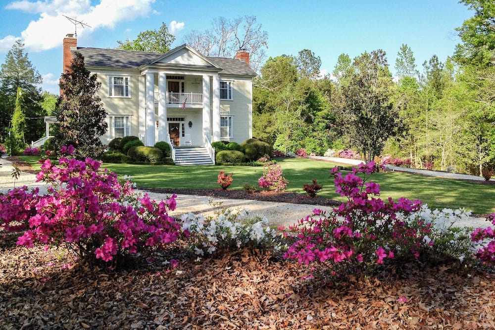 Historic 1840's Estate on 20 Acres w/ Guest House - La Fayette, AL