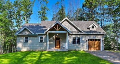 Covered Deck, Grill & Game Room: Gilford House!
