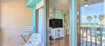 Beachside Corpus Christi Condo w/ Amenities!