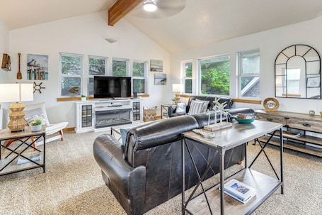 Casa (2 Bedrooms) | Fachada da propriedade. Rockaway Beach Home w/ Hot Tub: 4 Blocks to Beach!