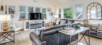 4 Blocks to Rockaway Beach! 'T & T By The Sea' Gem