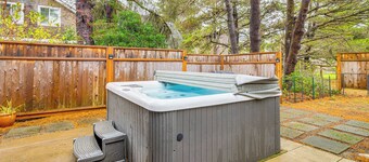 Rockaway Beach Home w/ Hot Tub: 4 Blocks to Beach!