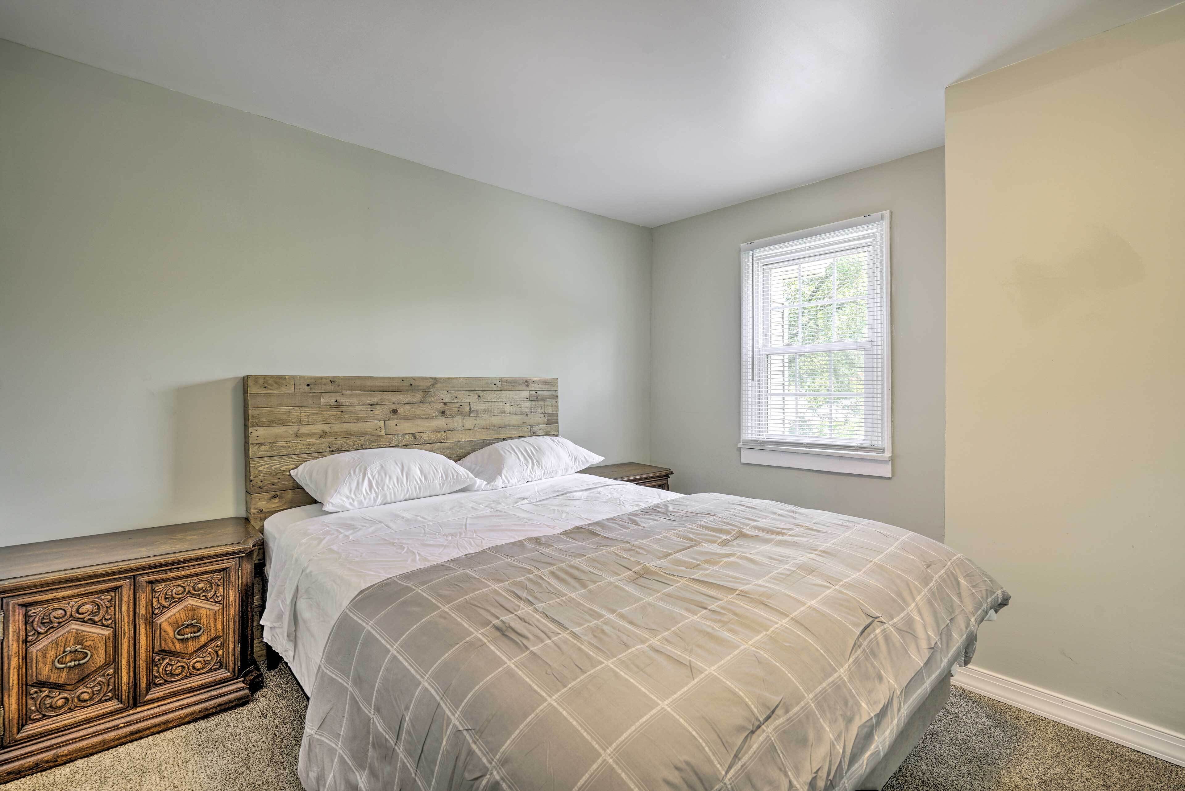 Rumah (4 Bedrooms) | 4 kamar tidur, setrika/meja setrika, dan seprai linen