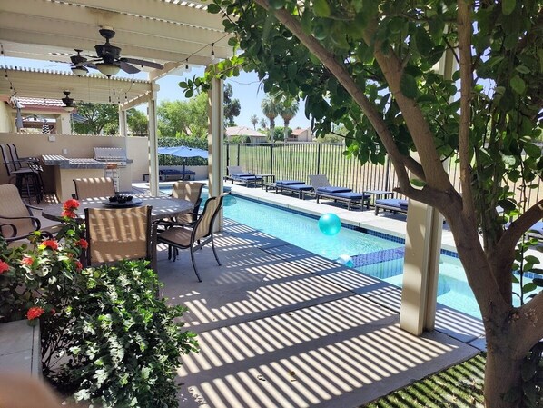 Alberca al aire libre y alberca climatizada