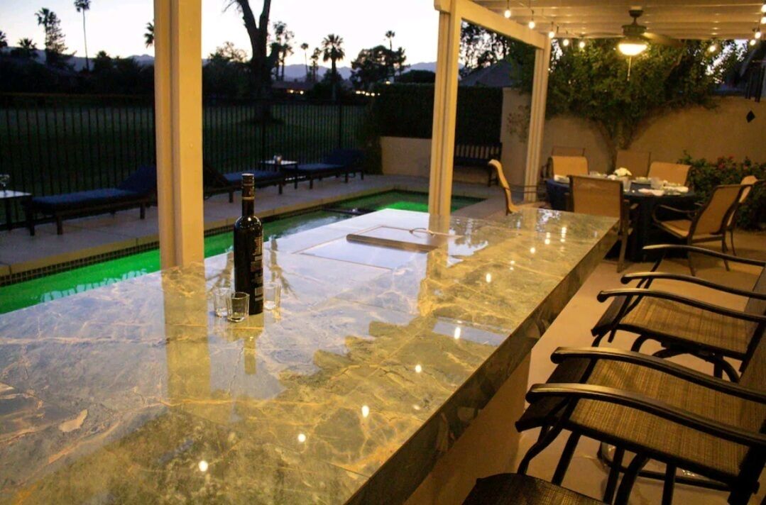 Utendørsbasseng og et oppvarmet basseng