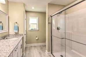 House (3 Bedrooms) | Bathroom - Gulf Breeze Getaway - 8 Mi to Pensacola Beach (Gulf Breeze)