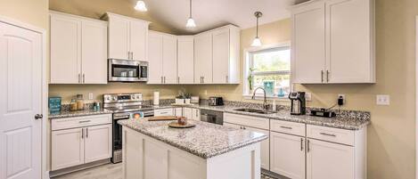 House (3 Bedrooms) | Private kitchen | Microwave, oven, stovetop, dishwasher