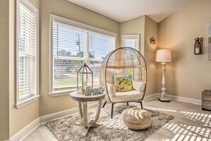 TV, fireplace, iPod dock, books - Gulf Breeze Getaway - 8 Mi to Pensacola Beach (Gulf Breeze)