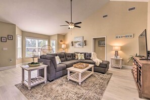 Living area - Gulf Breeze Getaway - 8 Mi to Pensacola Beach (Gulf Breeze)