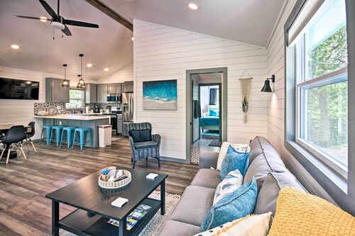 Grand Lake Cottage w/ Hot Tub in Eucha