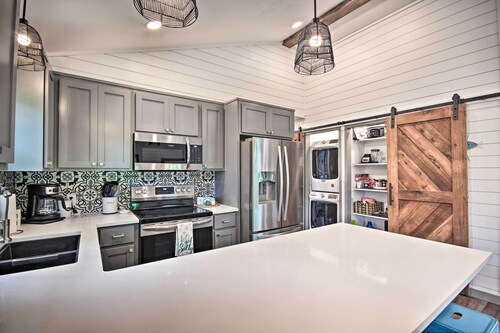 Grand Lake Cottage w/ Hot Tub in Eucha