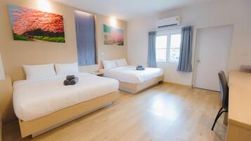 Family Suite | Desk, laptop workspace, blackout drapes, soundproofing