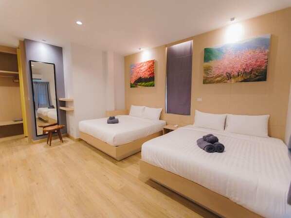 Family Suite | Desk, laptop workspace, blackout drapes, soundproofing - Bloom Guesthouse (Chiang Mai)