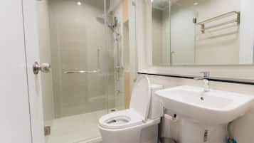 Deluxe Room | Bathroom | Shower, rainfall showerhead, free toiletries, hair dryer