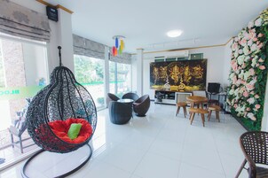 Una televisión de pantalla plana