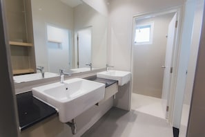 Familien-Suite | Badezimmer | Dusche, Regendusche, kostenlose Toilettenartikel, Haartrockner