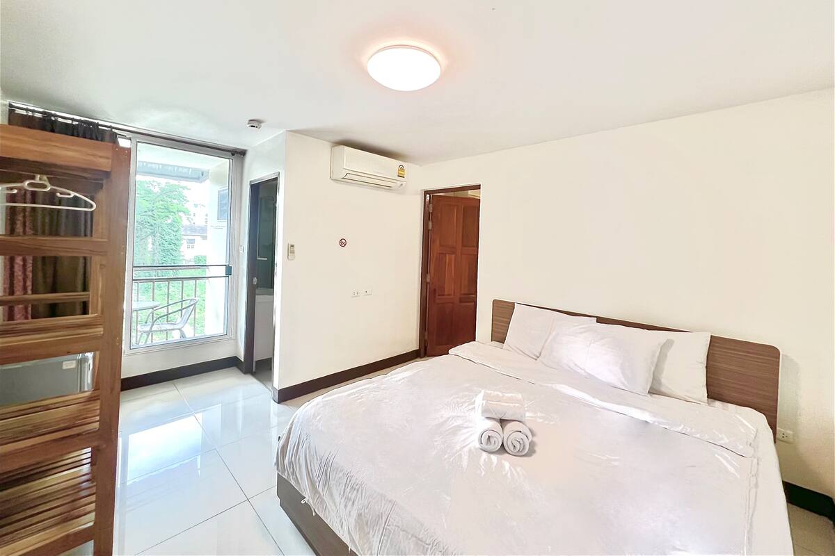 Exclusive Twin Room | Desk, laptop workspace, blackout drapes, soundproofing