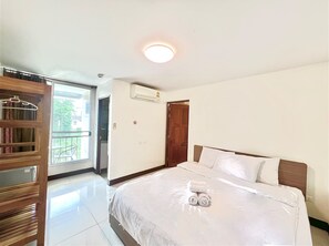 Exclusive Twin Room | Desk, laptop workspace, blackout drapes, soundproofing - Bloom Guesthouse (Chiang Mai)