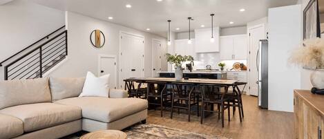 Townhouse, 4 kamar tidur | Area keluarga | Smart TV