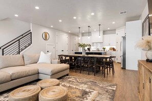 タウンホーム 4 ベッドルーム | リビング エリア | スマートテレビ