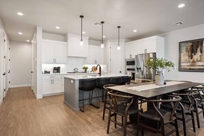 Townhome - 4 sovrum | Eget kök | Kylskåp, ugn, kaffe- och tebryggare och brödrost