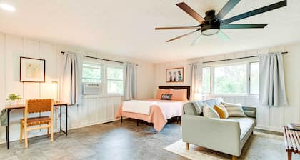 Modern Studio < 13 Mi to Saratoga Racetrack!