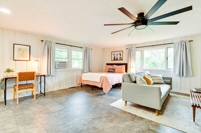 Modern Studio < 13 Mi to Saratoga Racetrack!