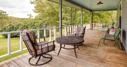 Doyline Cottage w/ Large Porch & Lake Access!