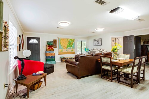 Doyline Cottage w/ Large Porch & Lake Access!