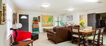 กระท่อม Doyline พร้อมระเบียงขนาดใหญ่ & สิ่งอำนวยความสะดวกด้านทะเลสาบ!