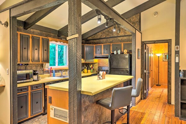 Interior - 'stonewood Lodge' Home w/ Deck in Glenville! (Glenville)