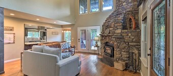 Waterfront Beaver Lake Hideaway w/ Kayaks & More!