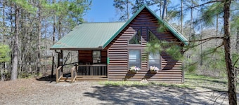 Broken Bow Cabin w/ Hot Tub & Fire Pit, Near Lake!