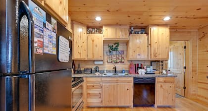 Broken Bow Cabin w/ Hot Tub & Fire Pit, Near Lake!