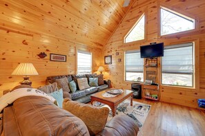 Front of property - Broken Bow Cabin w/ Hot Tub & Fire Pit, Near Lake! (Broken Bow)