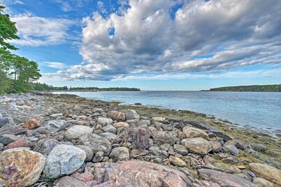 Lovely Waterfront Owls Head Home w/ Own Beach