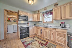 House (2 Bedrooms) | Interior - Family Cottage 3 Mi to Higgins Lake State Pk! (Roscommon)