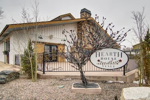 House (3 Bedrooms) | Interior - Monument Retreat - Walk to Local Dining & Shopping (Monument)