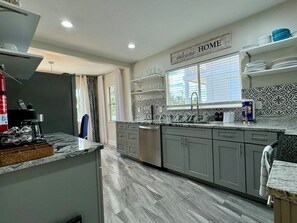 Kühlschrank, Mikrowelle, Wasserkocher mit Kaffee-/Teezubehör, Mixer