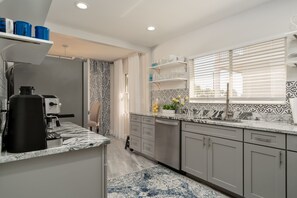 Kühlschrank, Mikrowelle, Wasserkocher mit Kaffee-/Teezubehör, Mixer