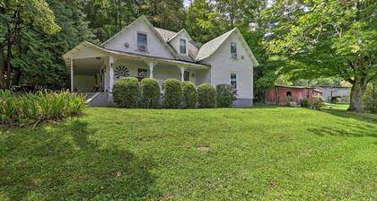 'lil Red Hen' Cottage in the Boone Area w/ Hot Tub